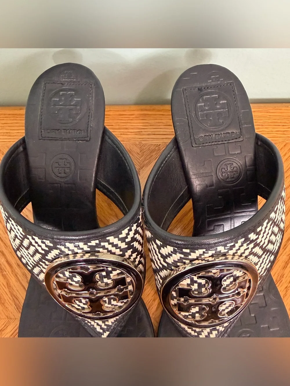 Tory Burch Fete Woven Raffia Logo Detail Thong Sandal Kitten Heel Black White
